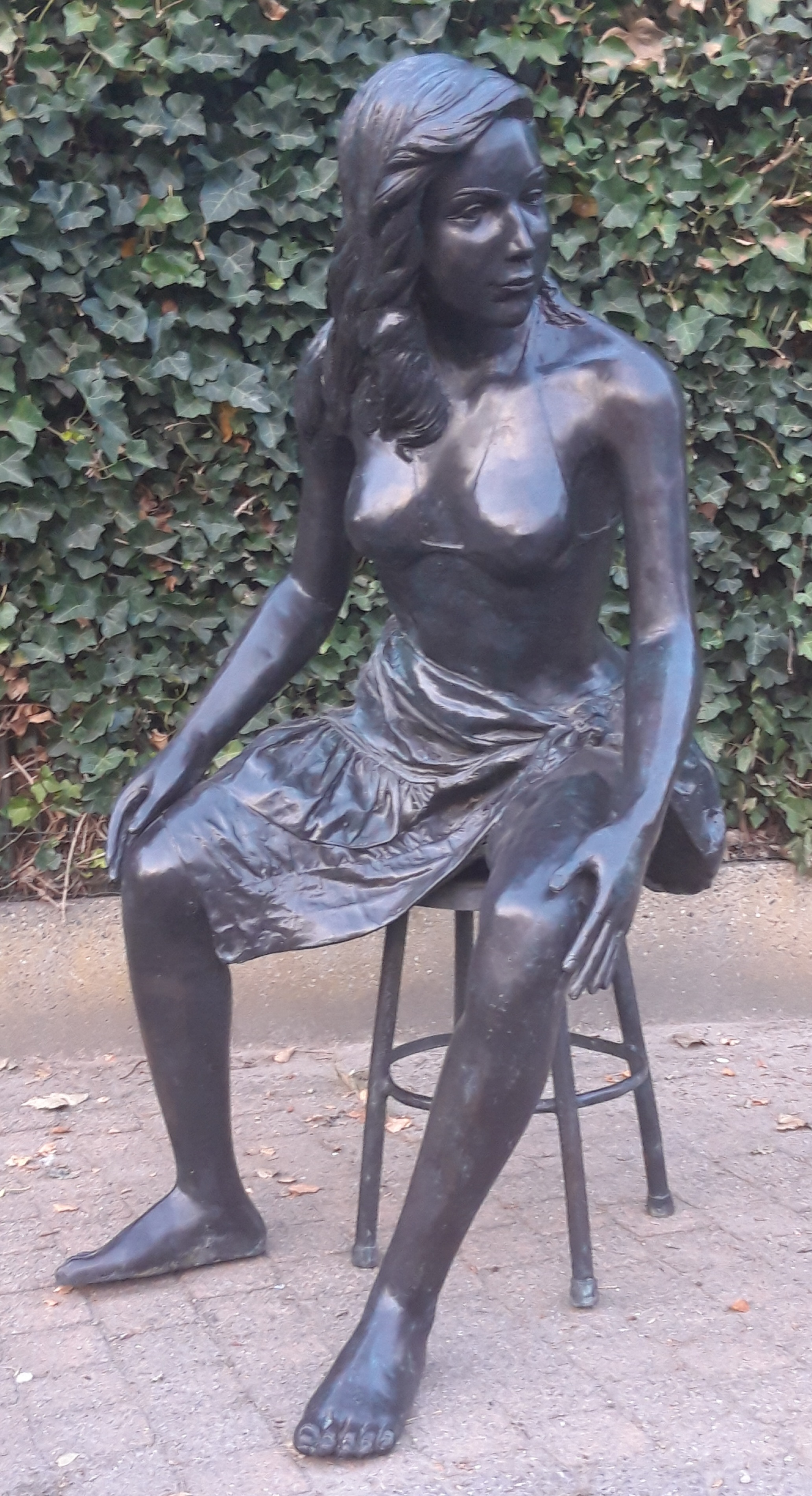 Bronzen Beeld Vrouw Op Bronzen Kruk – Verkoop I Verhuur INTERMASSA | Stekene